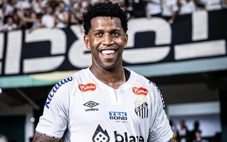 Gil, do Santos, veste uniforme branco com detalhes pretos durante partida da equipe