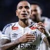 Otero, do Santos, comemora gol durante partida e veste uniforme branco com detalhes pretos