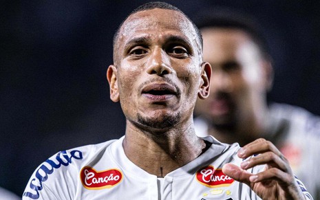 Otero, do Santos, comemora gol durante partida e veste uniforme branco com detalhes pretos