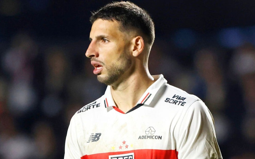 Calleri, do São Paulo, veste uniforme branco com detalhes vermelhos e pretos durante partida