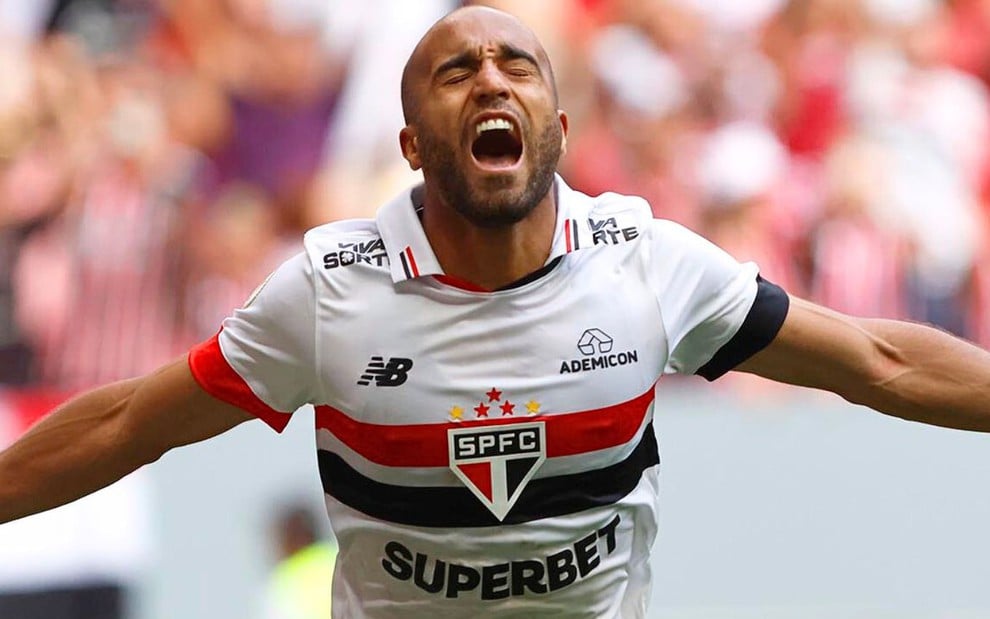 Lucas, do São Paulo, comemora gol e veste uniforme branco com detalhes vermelhos e pretos