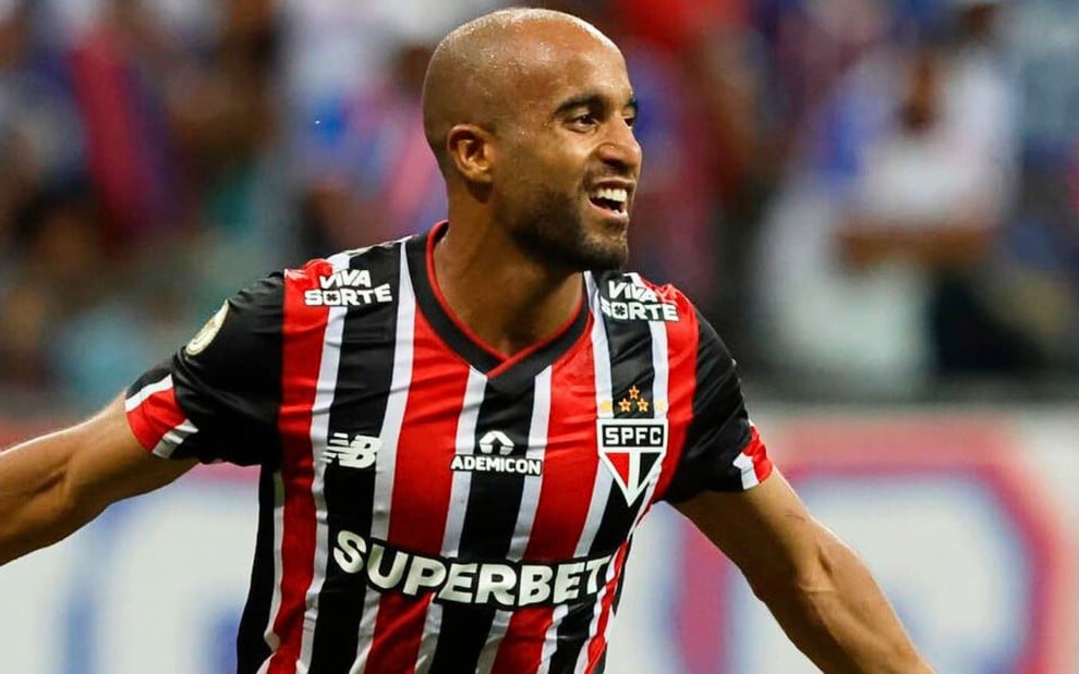 Lucas, do São Paulo, comemora gol e veste uniforme listrado em vermelho, branco e preto