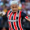 Luciano, do São Paulo, veste uniforme listrado em vermelho, branco e preto durante partida