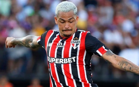 Luciano, do São Paulo, veste uniforme listrado em vermelho, branco e preto durante partida