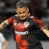 Luciano, do São Paulo, veste uniforme preto e vermelho durante partida da equipe