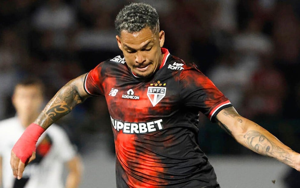 Luciano, do São Paulo, veste uniforme preto e vermelho durante partida da equipe