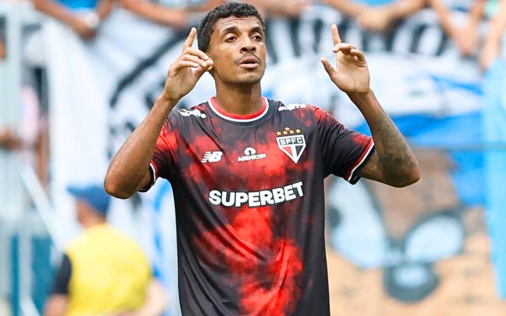 Luiz Gustavo, do São Paulo, veste uniforme preto e vermelho durante partida da equipe