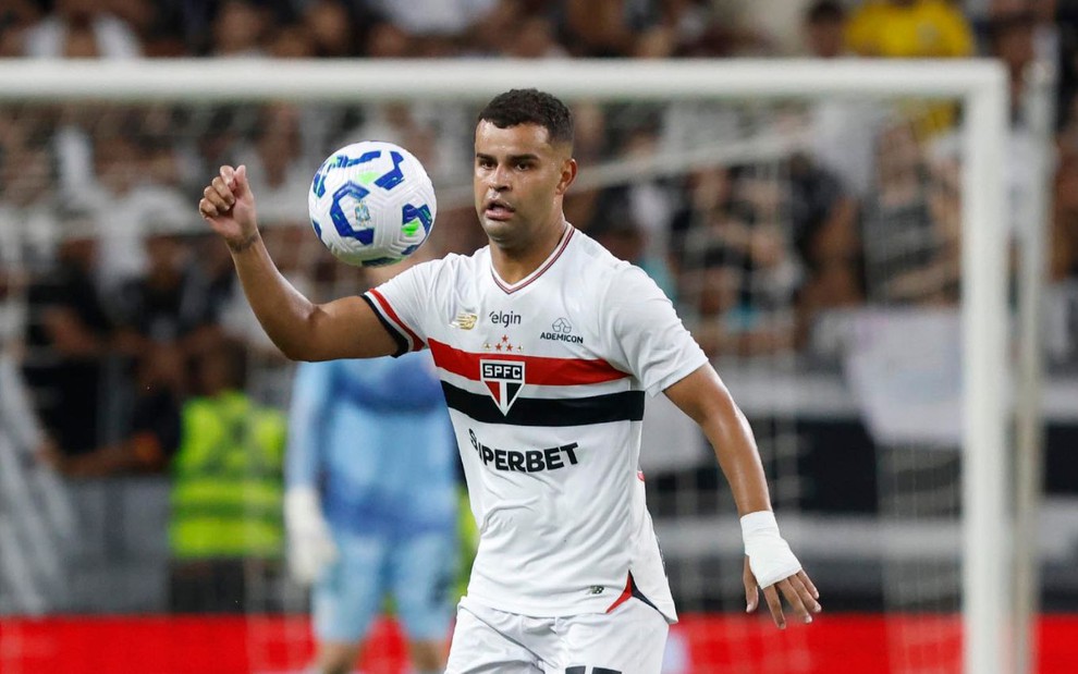 O meia Alisson domina a bola em jogo do São Paulo no Brasileirão 2025; ele usa o uniforme tradicional do clube