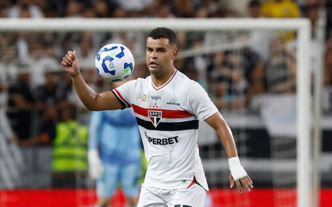 O meia Alisson domina a bola em jogo do São Paulo no Brasileirão 2025; ele usa o uniforme tradicional do clube