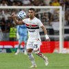O meia Alisson domina a bola em jogo do São Paulo no Brasileirão 2025; ele usa o uniforme tradicional do clube