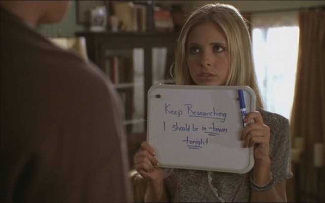 Sarah Michelle Gellar em cena de Buffy, a Caça-Vampiros