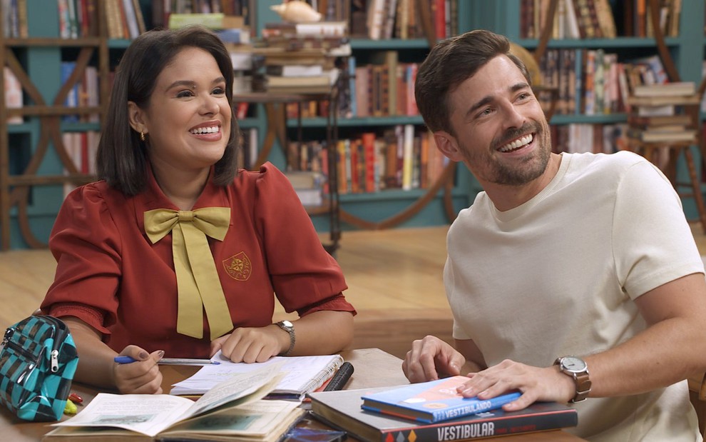 Gabriel (Miguel Coelho) ajudará Elisa (Pamella Machado) a estudar para o vestibular - DIVULGAÇÃO/SBT