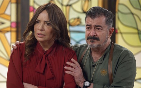 Theo Werneck coloca as mãos nos ombros de Luiza Tomé; ela parece chocada, ele está preocupado