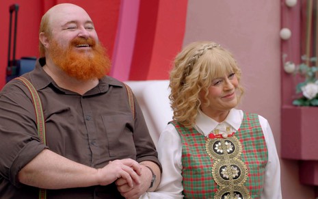 Phil Miler e Magali Biff posam sorridentes com roupas típicas dos Alpes