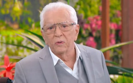 O apresentador Carlos Alberto de Nóbrega em A Praça É Nossa