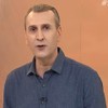Sandro Ivanowski tem expressão contrariada no cenário do programa SBT Agro