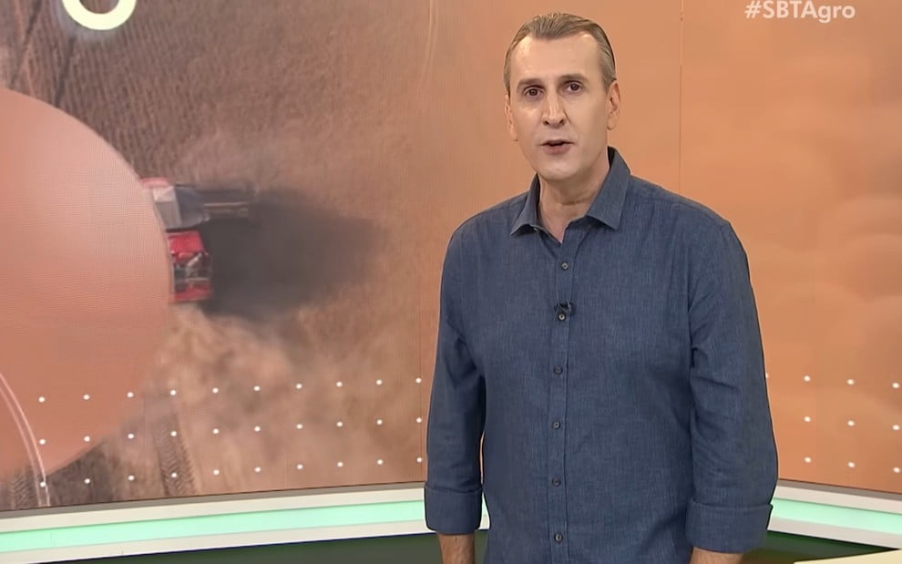 Sandro Ivanowski tem expressão contrariada no cenário do programa SBT Agro