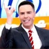 Luiz Bacci tem sorriso forçado no cenário do Alô, Você