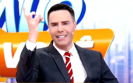 Luiz Bacci tem sorriso forçado no cenário do Alô, Você