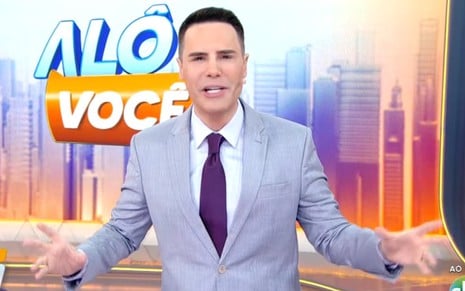 Luiz Bacci tem expressão séria no cenário do Alô, Você