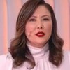 Montagem com dois apresentadores em estúdio: à esquerda, mulher de blusa branca e batom vermelho; à direita, homem com terno laranja e óculos escuros.        Perguntar ao ChatGPT