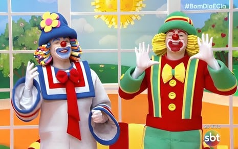 Patati e Patatá fazem caretas e palhaçadas em um cenário colorido