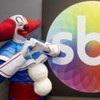 O palhaço Bozo em frente ao logo do SBT