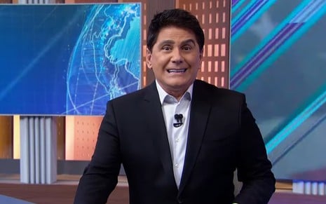 Cesar Filho faz careta de quem errou feio na bancada do SBT Brasil