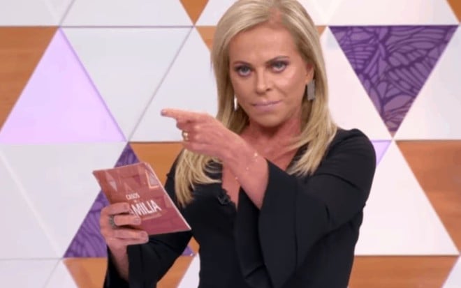 A apresentadora Christina Rocha à frente do Casos de Família