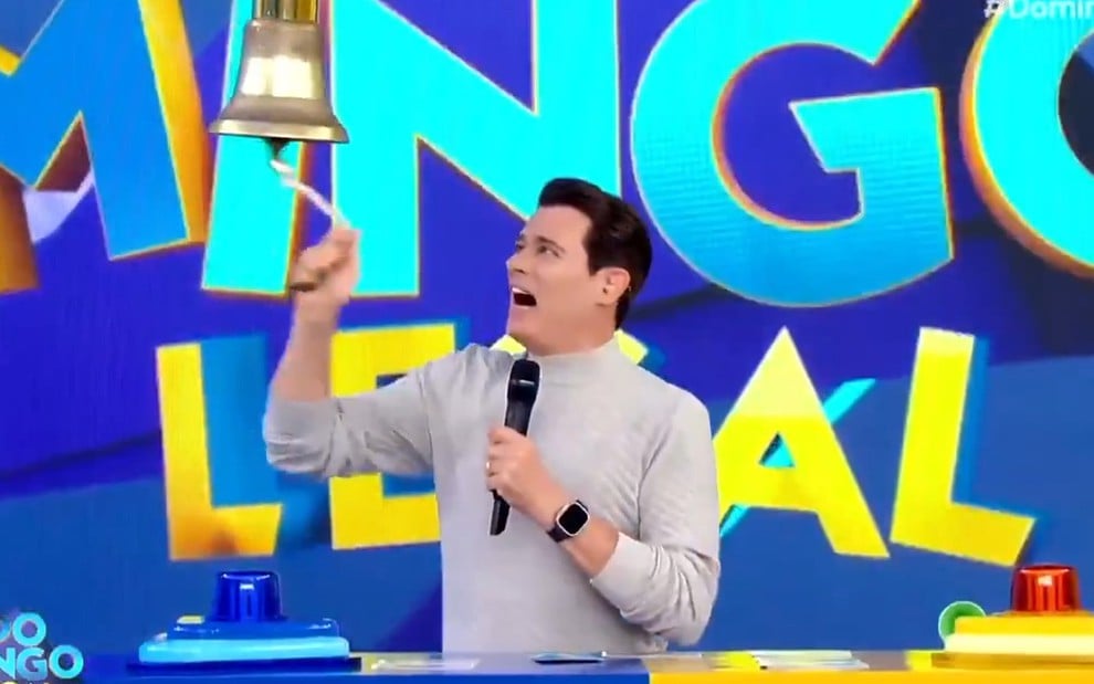 O apresentador Celso Portiolli à frente do Domingo Legal