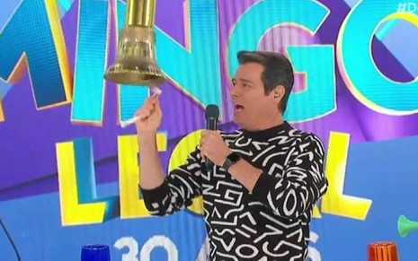 O apresentador Celso Portiolli à frente do Domingo Legal