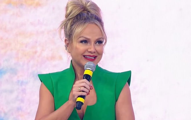 Eliana sorri em palco da coletiva do Teleton