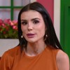 Gaby Cabrini está com os olhos marejados no cenário do Fofocalizando, do SBT