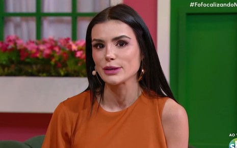 Gaby Cabrini está com os olhos marejados no cenário do Fofocalizando, do SBT