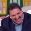 Ratinho rindo à beça em seu programa no SBT