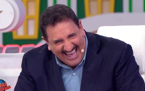 Ratinho rindo à beça em seu programa no SBT