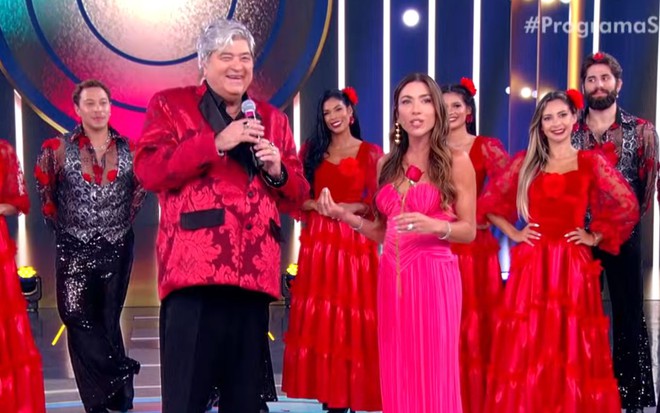 Ao lado de Patricia Abravanel, José Luiz Datena imita Sidney Magal no quadro Show de Calouros