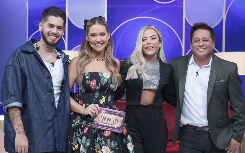 Zé Felipe, Virginia Fonseca, Poliana Rocha e Leonardo posam sorridentes no cenário do Sabadou