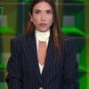 Mulher com cabelos longos lisos em blazer preto risca de giz, expressando surpresa e neutralidade em momentos distintos. Fundo verde.