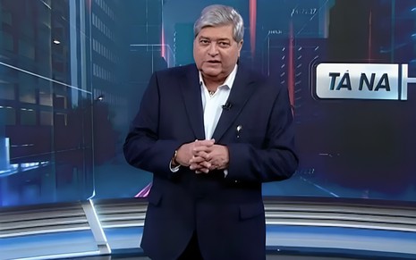 José Luiz Datena tem expressão séria no cenário do Tá na Hora