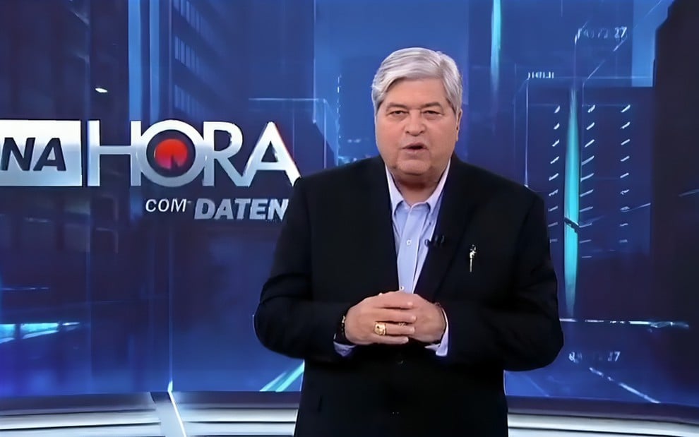 José Luiz Datena tem expressão séria no cenário do Tá na Hora