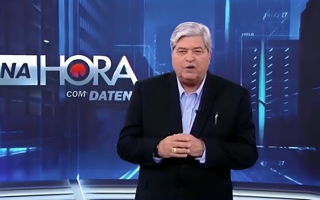 José Luiz Datena tem expressão séria no cenário do Tá na Hora