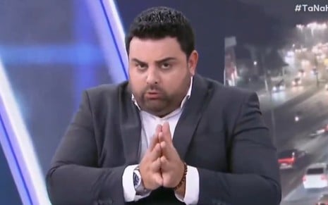 Macedão da Chinelada tem expressão tensa no cenário do Tá na Hora