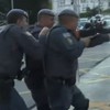 Montagem com policiais armados em meio a manifestação popular