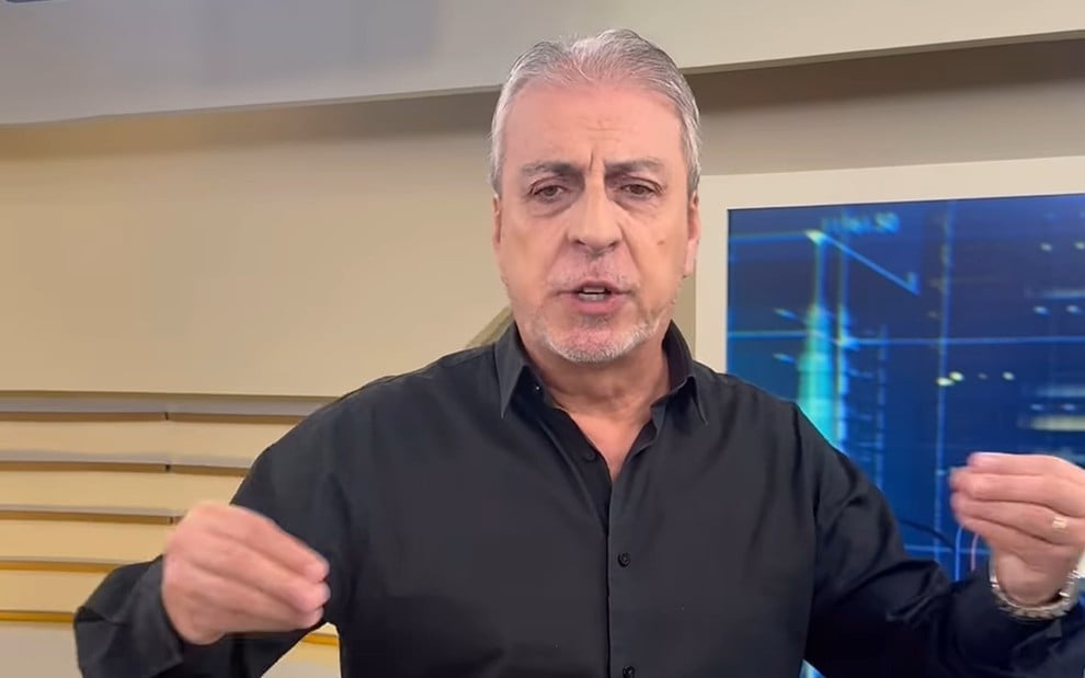 Clóvis Monteiro tem expressão séria nos bastidores do Tá na Hora