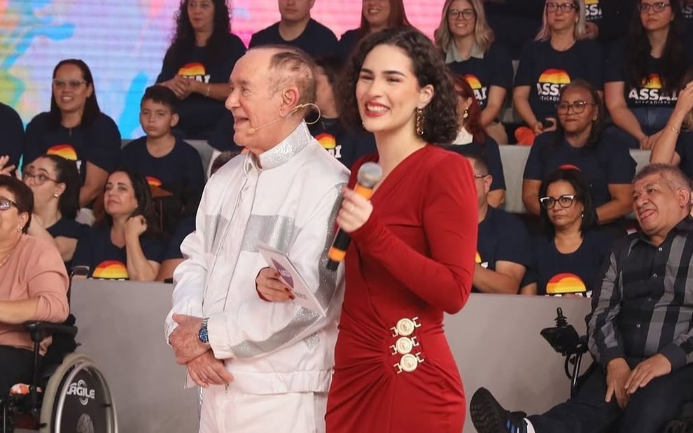 Renato Aragão e Lívian Aragão estão sorridentes no Teleton 2024