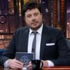 Danilo Gentili no The Noite de terça-feira (5); ele veste terno e gravata escuras e camisa branca