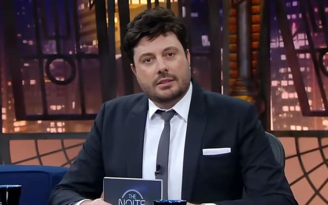 Danilo Gentili no The Noite de terça-feira (5); ele veste terno e gravata escuras e camisa branca