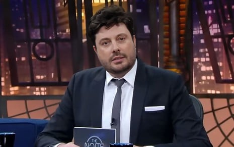 Danilo Gentili no The Noite de terça-feira (5); ele veste terno e gravata escuras e camisa branca