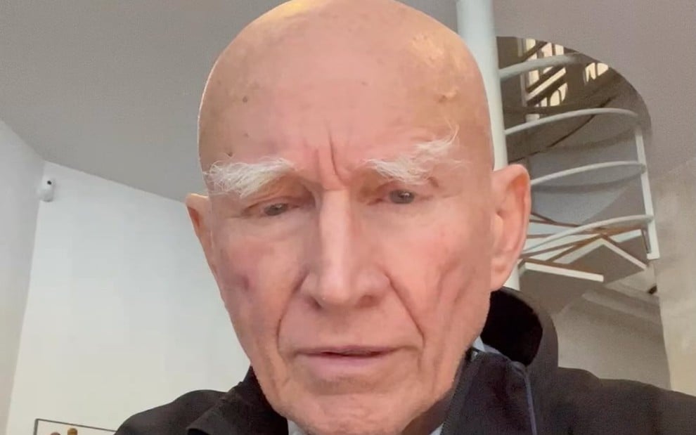 Sebastião Salgado com expressão séria